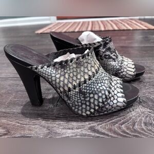 Donald J Pliner Size 8 Slip on Heels Animal Print